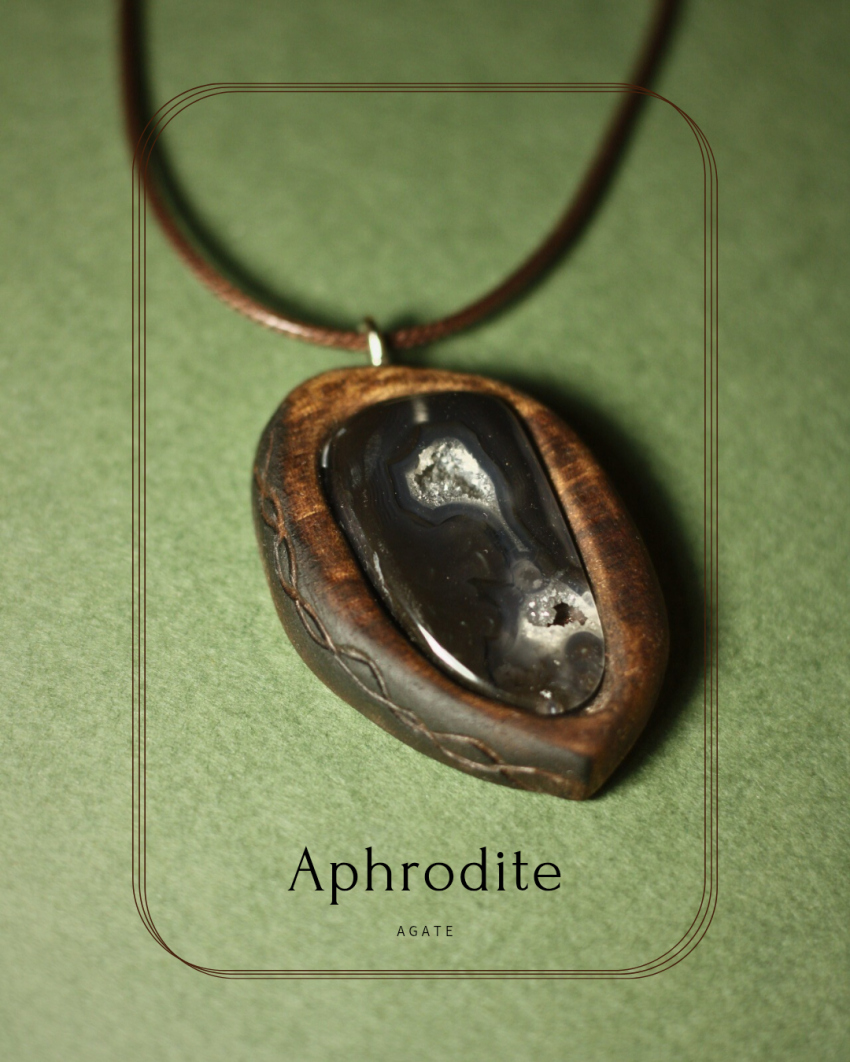 گردنبند چوب گردو و سنگ عقیق سلیمانی ژئوددار