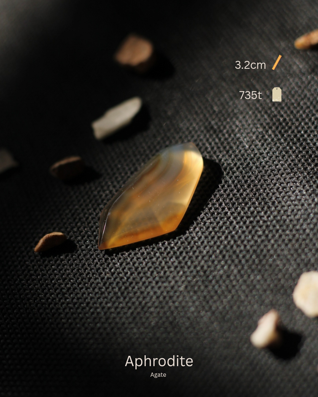 نگین عقیق زرد با رگه های سلیمانی